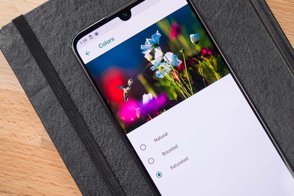 نمایش گوشی موتورولا وان زوم Motorola One Zoom 4 - نقد و بررسی موتورولا وان زوم, میان رده ای با طعم بزرگ نمایی