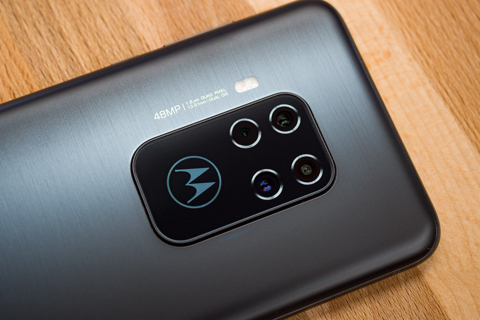 تصویر از نقد و بررسی موتورولا وان زوم, میان رده ای با طعم بزرگ نمایی