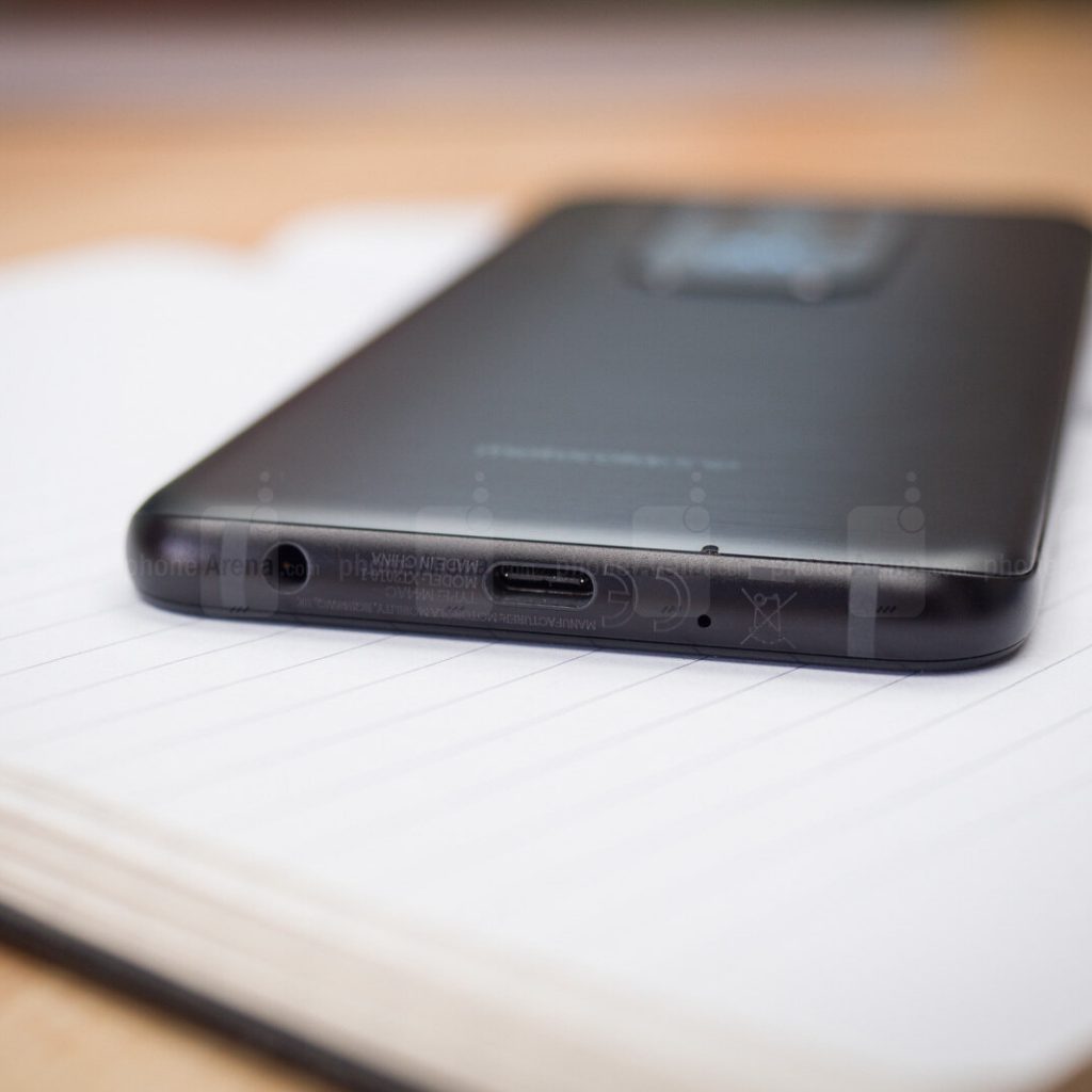 وان زوم Motorola One Zoom 3 1024x1024 - نقد و بررسی موتورولا وان زوم, میان رده ای با طعم بزرگ نمایی