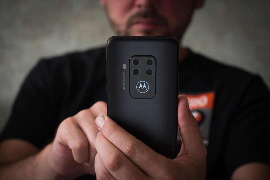 وان زوم Motorola One Zoom 4 - نقد و بررسی موتورولا وان زوم, میان رده ای با طعم بزرگ نمایی